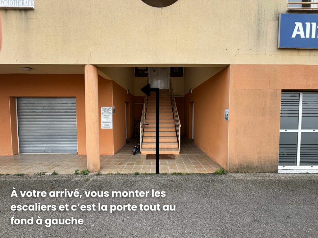 À votre arrivé, vous monter les escaliers et c’est la porte tout au fond à gauche